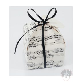 Fehér színű, fekete kottamintás ajándékdoboz