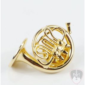 Aranyozott kürt kitűző ajándékdobozban